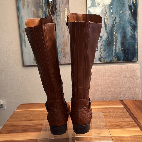 Arizona Boots Gently used. Size 9.5. Super cute. Color Brown.
#17B - Picture 6 of 8